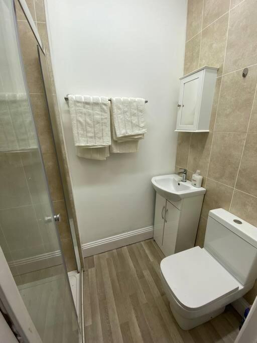 The Walnut Suite Lovely One Bedroom Flat In Stoke. Плимът Екстериор снимка