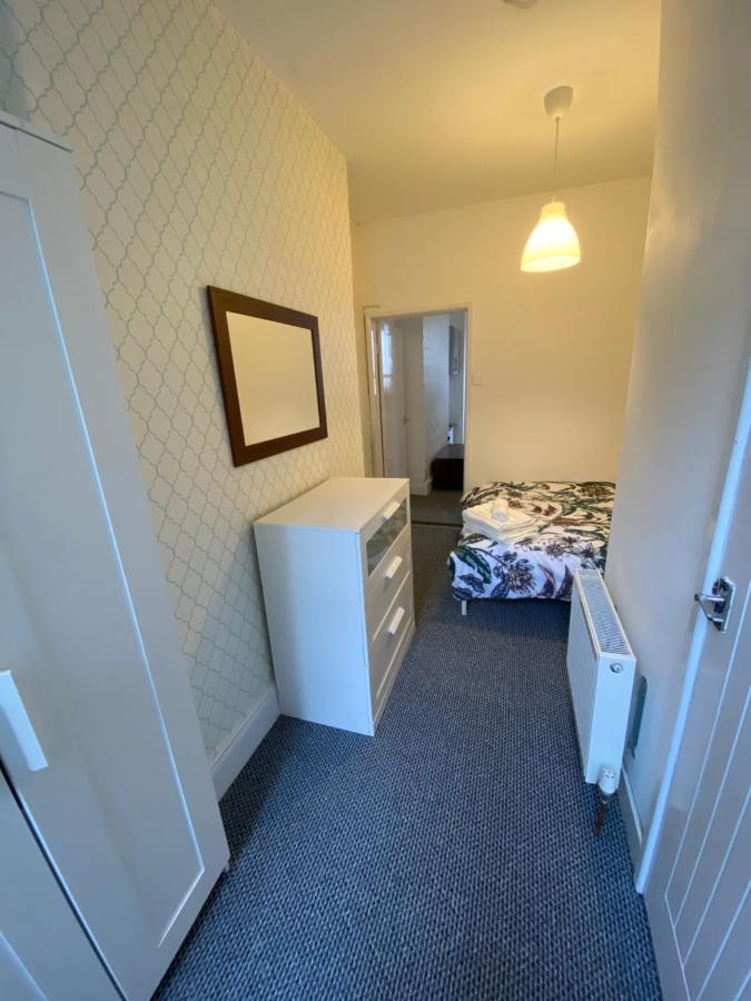 The Walnut Suite Lovely One Bedroom Flat In Stoke. Плимът Екстериор снимка