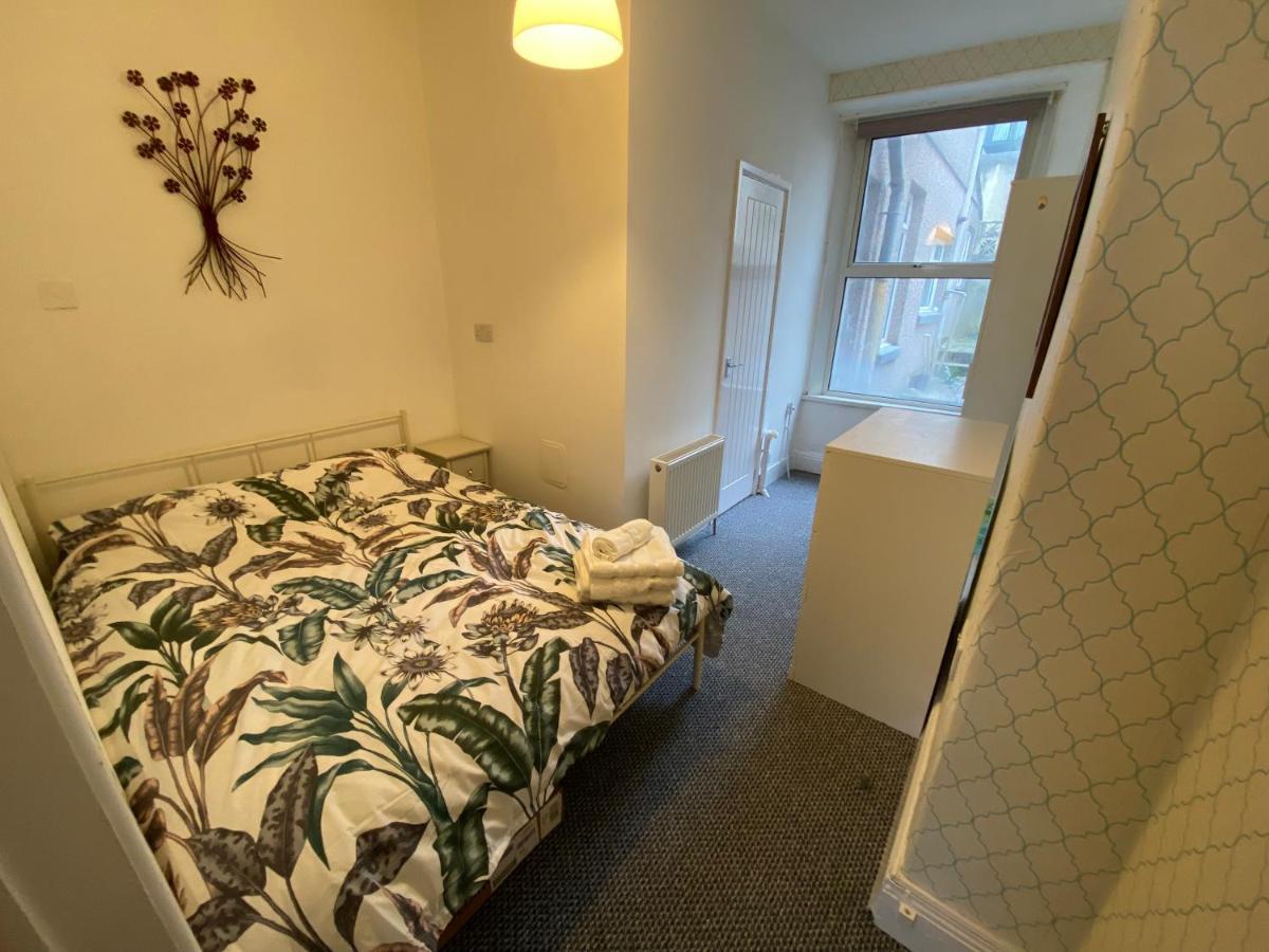 The Walnut Suite Lovely One Bedroom Flat In Stoke. Плимът Екстериор снимка
