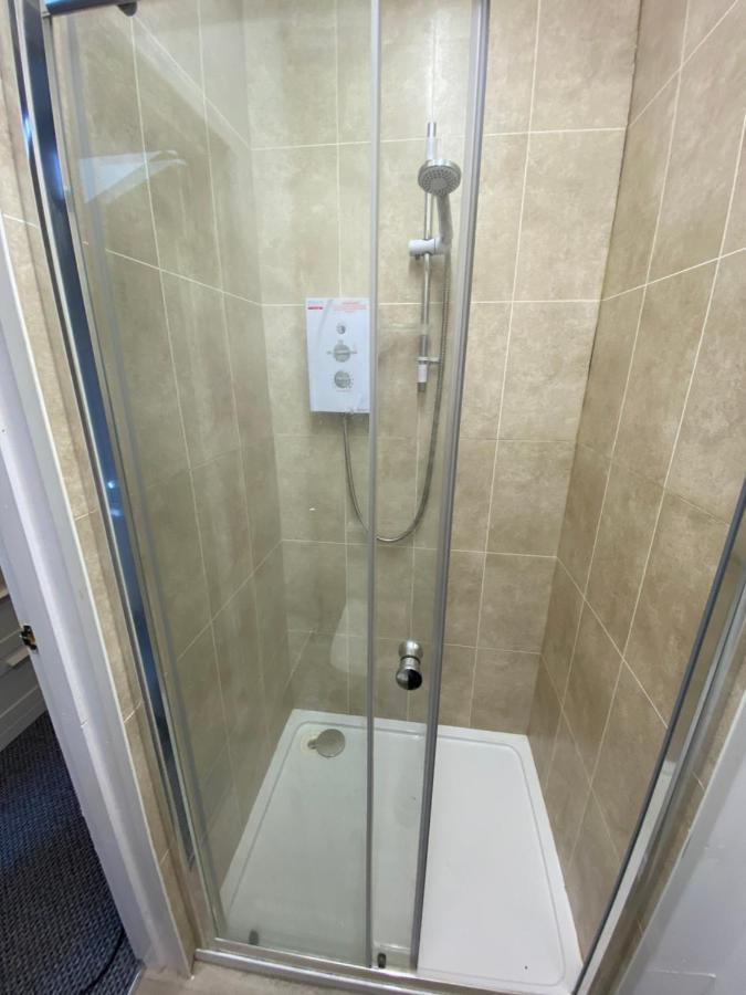 The Walnut Suite Lovely One Bedroom Flat In Stoke. Плимът Екстериор снимка
