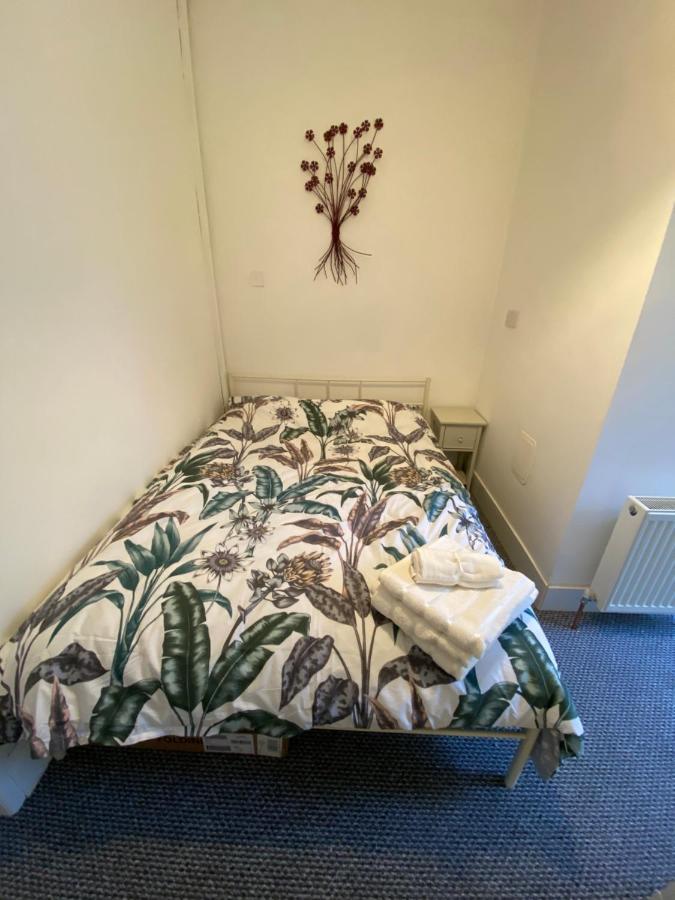 The Walnut Suite Lovely One Bedroom Flat In Stoke. Плимът Екстериор снимка