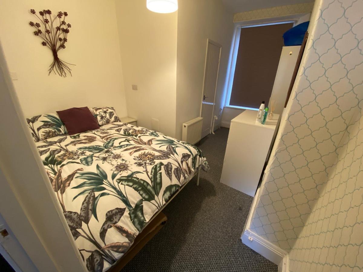 The Walnut Suite Lovely One Bedroom Flat In Stoke. Плимът Екстериор снимка
