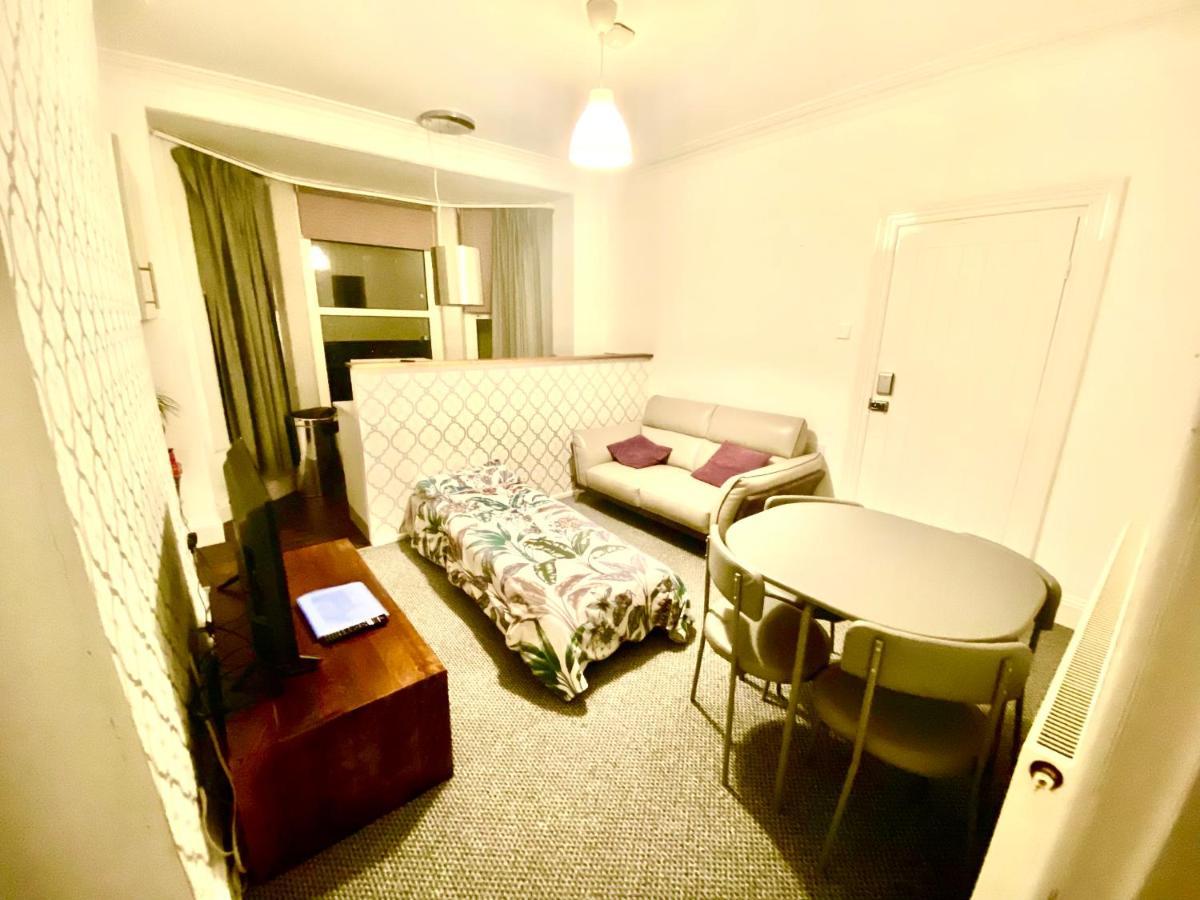 The Walnut Suite Lovely One Bedroom Flat In Stoke. Плимът Екстериор снимка
