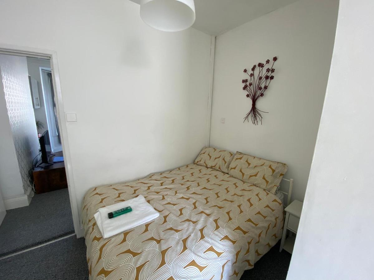 The Walnut Suite Lovely One Bedroom Flat In Stoke. Плимът Екстериор снимка