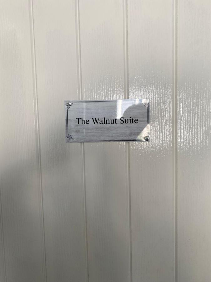 The Walnut Suite Lovely One Bedroom Flat In Stoke. Плимът Екстериор снимка