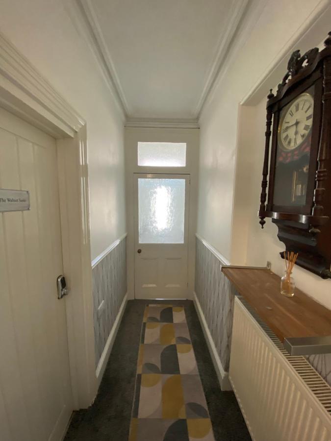 The Walnut Suite Lovely One Bedroom Flat In Stoke. Плимът Екстериор снимка