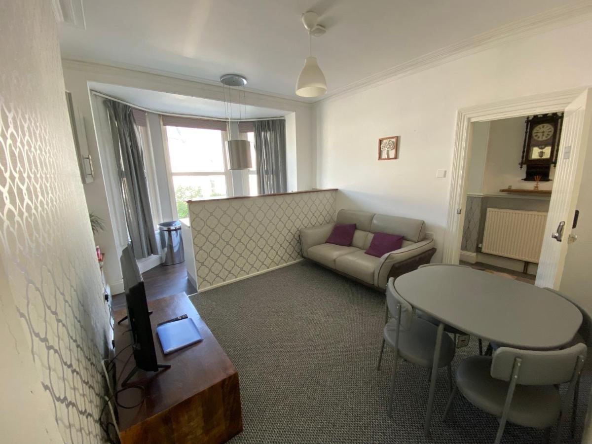The Walnut Suite Lovely One Bedroom Flat In Stoke. Плимът Екстериор снимка