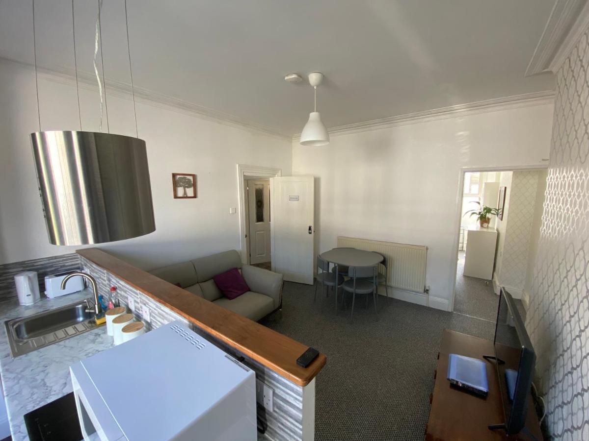 The Walnut Suite Lovely One Bedroom Flat In Stoke. Плимът Екстериор снимка
