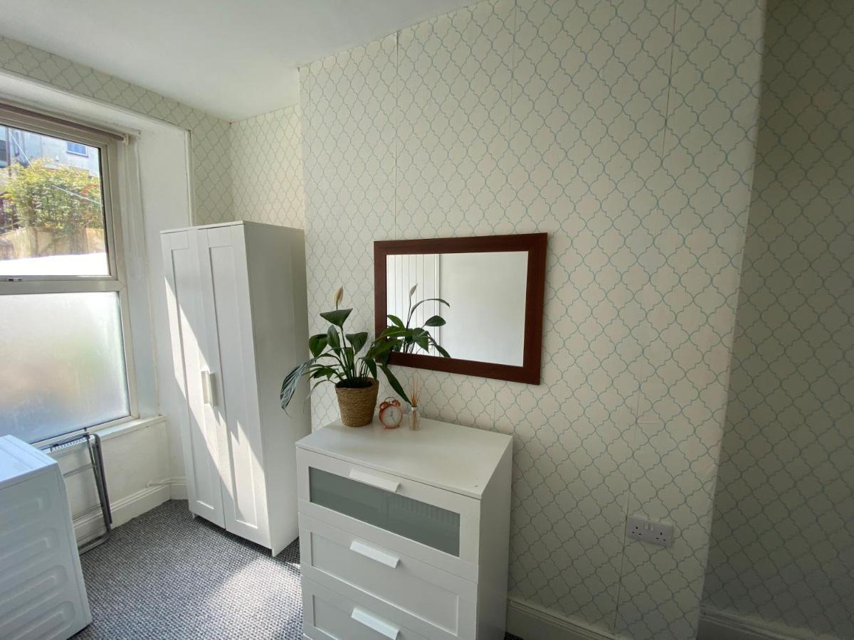 The Walnut Suite Lovely One Bedroom Flat In Stoke. Плимът Екстериор снимка