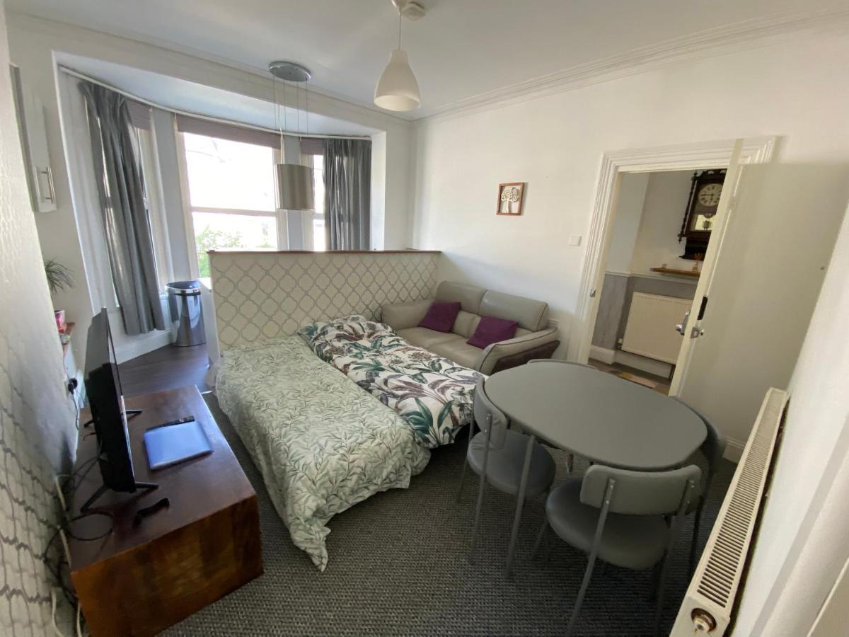 The Walnut Suite Lovely One Bedroom Flat In Stoke. Плимът Екстериор снимка